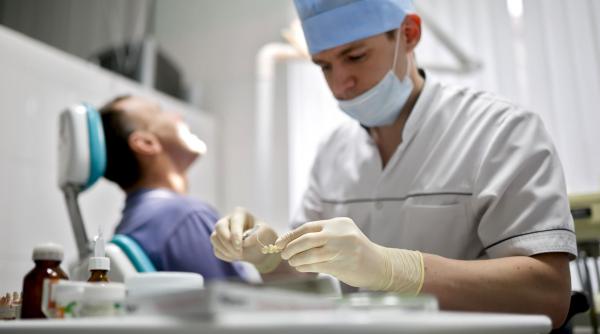 salariu medic dentist romania zece mii euro