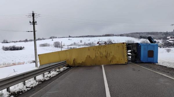 tir rasturnat dn 2 scurgeri carburant pericol explozie