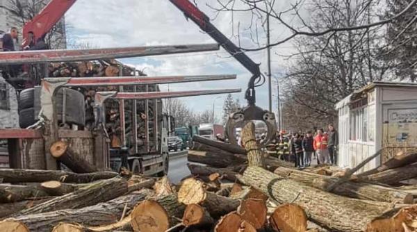 persoane trotuar ranite busteni remorca rasturnata