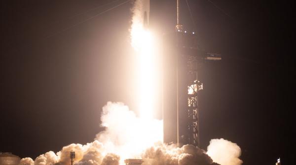 nasa echipaj orbita lunii