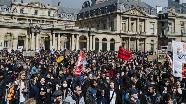 mii oameni strada aprobat crestere varsta pensionare