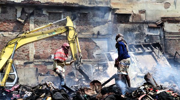 incendiu puternic mall bangladesh nu stie cate persoane erau interior