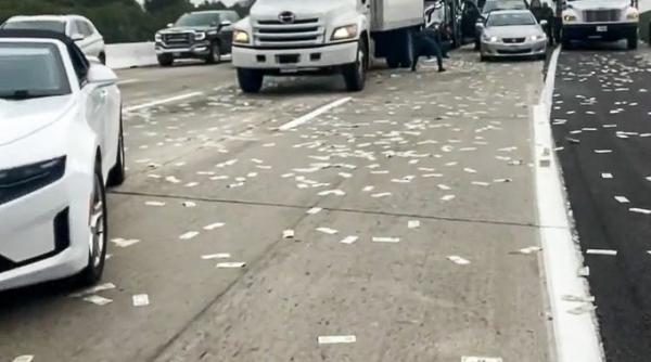 aruncat dolari masina autostrada haos