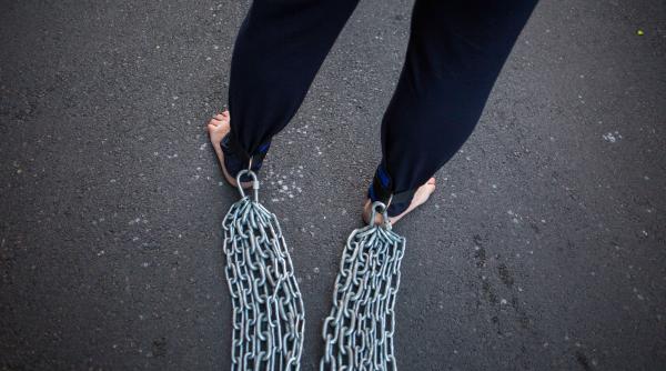 infiorator fata legata lanturi parinti romania 15 ani