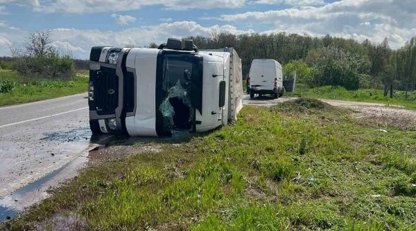 accident in dolj un tir incarcat cu vin a patruns pe contrasens si s a rasturnat