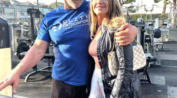 Nadia Comăneci, apariție alături de Arnold Schwarzenegger într-un parc cu aparate de fitness