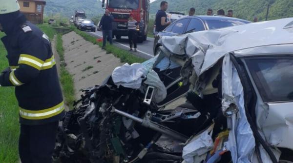 accident cu doua autoturisme un autobuz si o autoutilitara