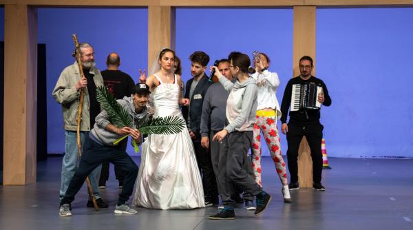 premiera ora in care nu stiam nimic unii de altii la tnrs un spectacol non verbal o explozie cu sensuri multiple