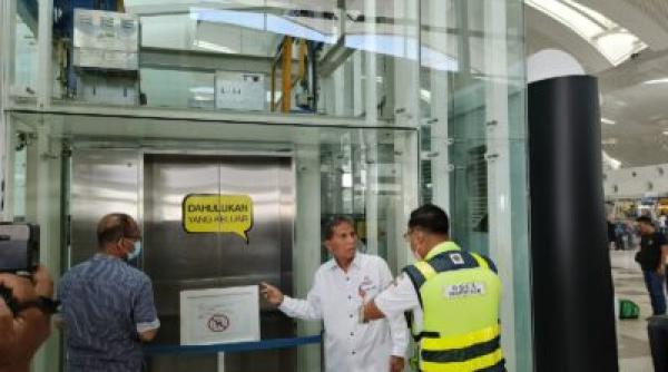 cadavru femeie lift aeroport