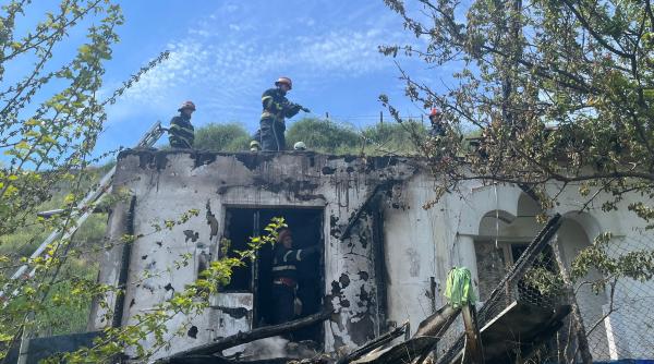 Incendiu la o casă din județul Tulcea. Două autospeciale au intervenit