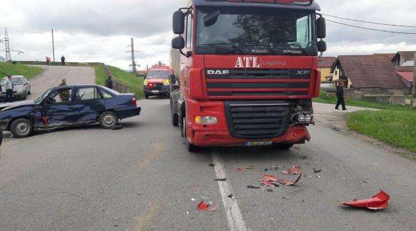 accident in targu jiu un tir s a ciocnit de un autoturism doua persoane au fost ranite