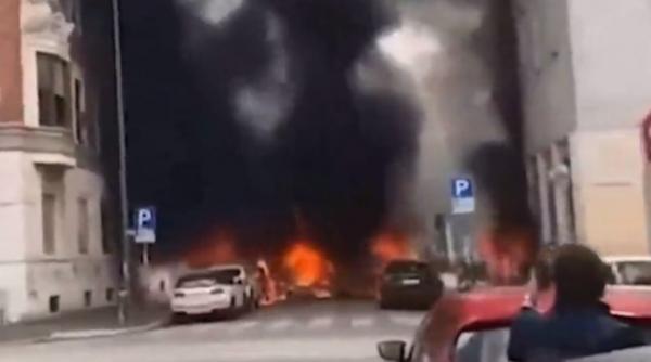 explozie puternica in centrul orasului milano mai multe vehicule cuprinse de flacari patru persoane au fost ranite