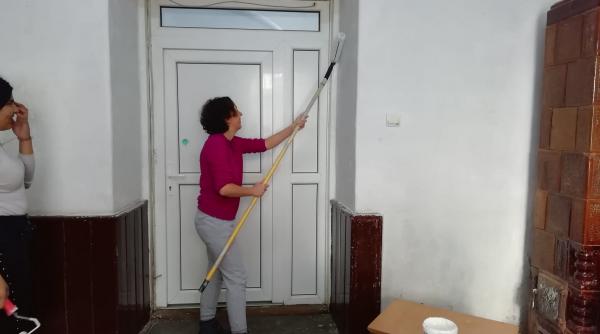 profesoara cluj arata conditii scoala unde preda amenajat sala banii mei nu gandit familie