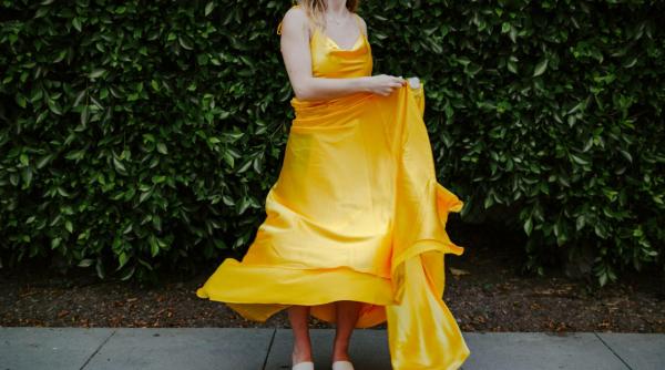 stralucire si eleganta 4 materiale pretioase pentru rochia de seara perfecta