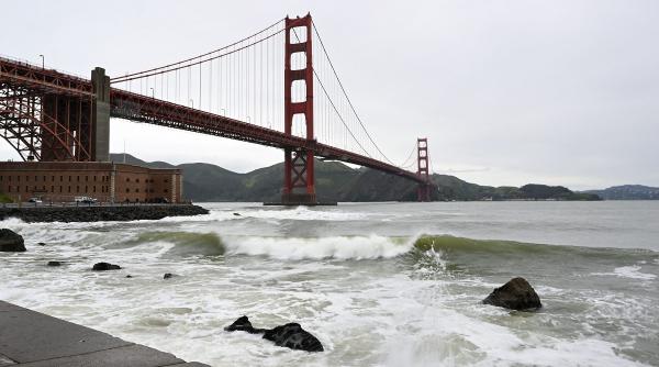 copii pescuit inghititi valuri