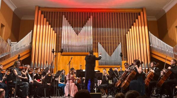 aplauze la scena deschisa pentru opera nationala bucuresti aflata pentru prima data la chisinau in cadrul programului ciprian porumbescu