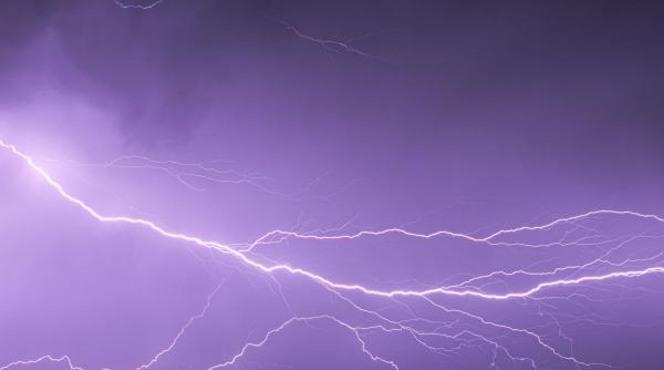 avertizare meteorologica pentru bucuresti ploi torentiale descarcari electrice si intensificari ale vantului