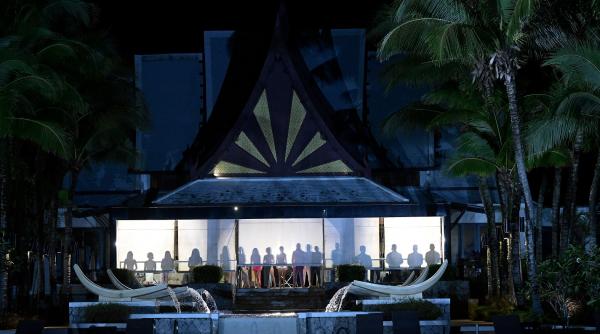 concurentii insula iubirii viziteaza resortul in care partenerii lor vor locui alaturi de ispite mi s au parut niste feline care asteptau sa devoreze prada