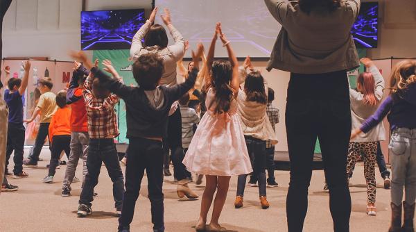 invata sa dansezi impreuna cu copiii pentru binele tau si al celor mici