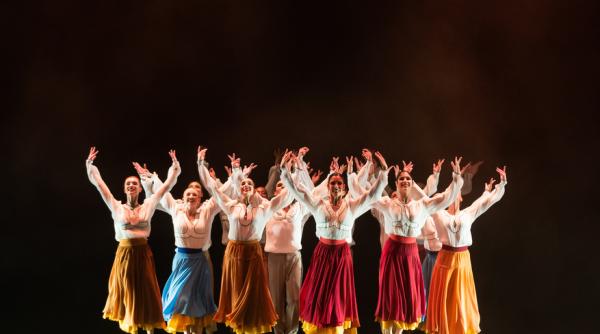 baletul sibian danseaza spectacolul in numele bucuriei in aer liber la fits