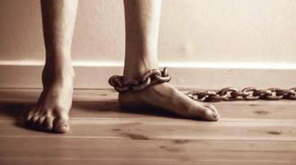 o fata din baraolt tinuta in lanturi 11 ani