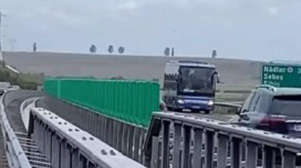 sofer autocar filmat spate autostrada