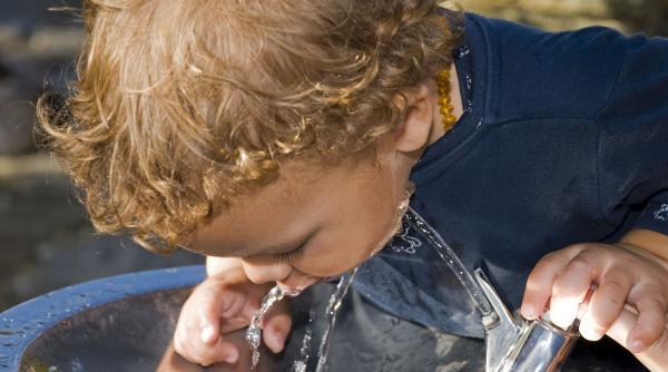 cata apa trebuie bea copilul zilnic metode incurajezi consume mai multe lichide