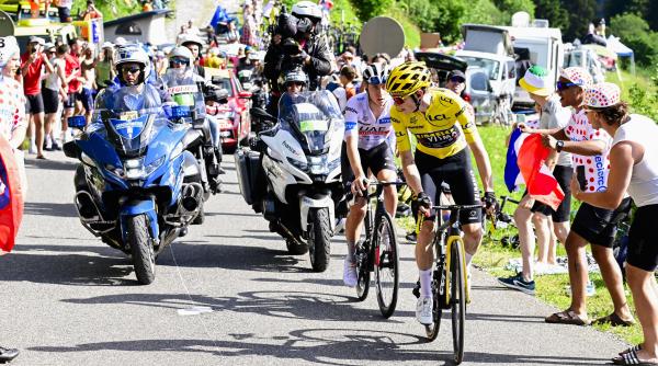 incident turul frantei zeci ciclisti cazut spectator facea selfie