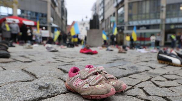 tragedie ucraina familii destramate razboi femei copii fugit tara barbatii mor front