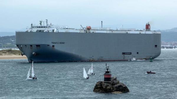 incendiu urias nava transport mii masini