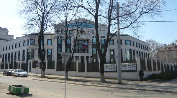 masina poarta ambasadei rusiei chisinau