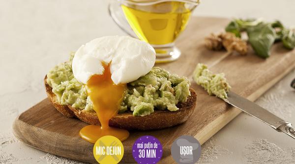 mic dejun sandvis avocado ou posat