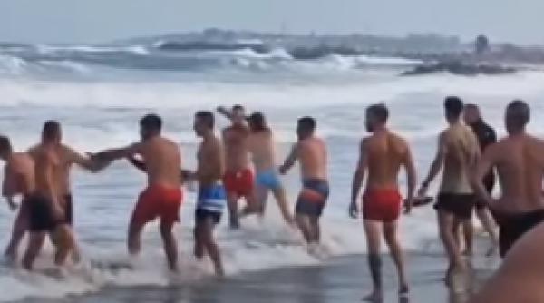 bataie crunta salvamari turisti plaja eforie nord steag rosu