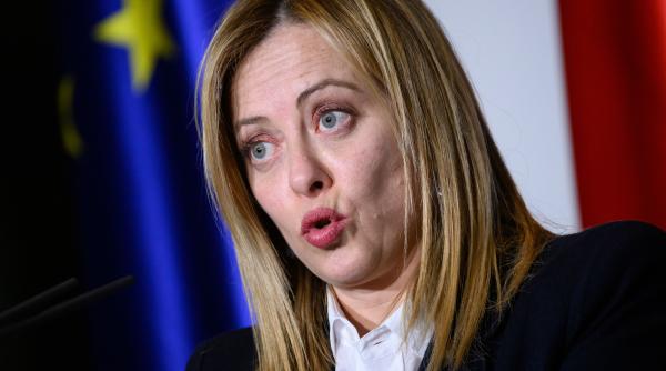 guvern italia platit factura turisti idioti albania