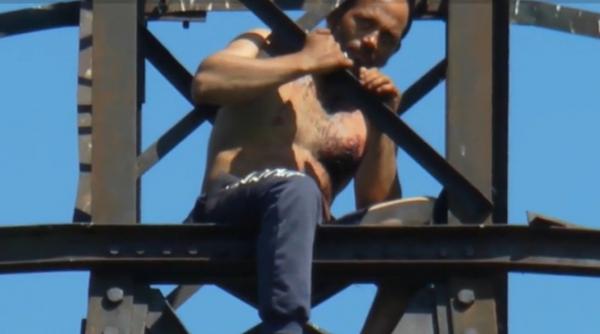 parasit iubita urcat stalp electricitate 60 ore amenintat arunca