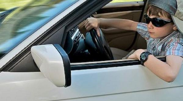 copil autoturism drum public