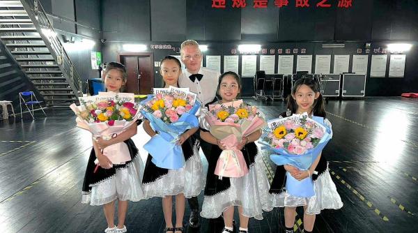 tenorul stefan von korch in turneu cu managerul lui jackie chan in china