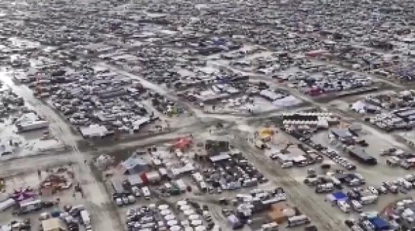 burning man festival distrus ploi desert mlastina zeci mii blocati