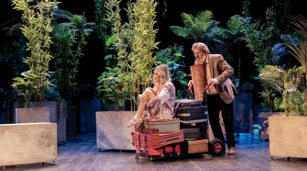 premiera eveniment la teatrul alexandru davila din pitesti prostii sub clar de luna in regia lui felix alexa