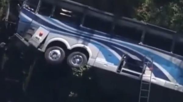 autobuz elevi liceu prabusit terasament new york