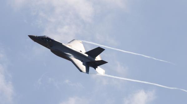 incident bizar disparitie avion lupta pilot ejectat