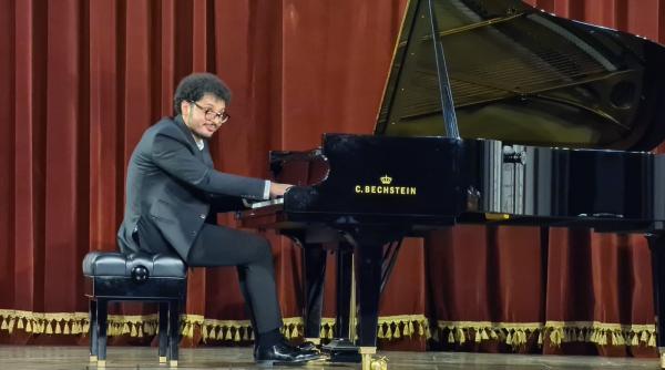 turneul national un artist un pian si un tambal clasic jazz folclor in transilvania pianistul catalin raducanu sustine concerte la brasov deva si arad pe 24 25 si 26 septembrie