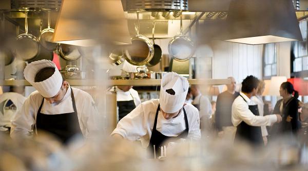 costuri forta munca horeca salarii mici