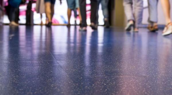 de ce trebuie igienizate periodic suprafetele din spatiile aglomerate