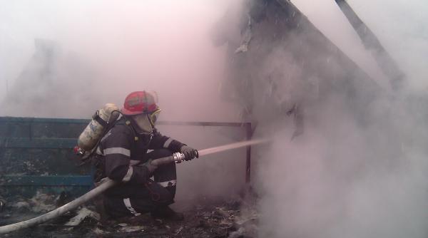 Explozie urmată de incendiu într-un apartament de pe Calea Griviței