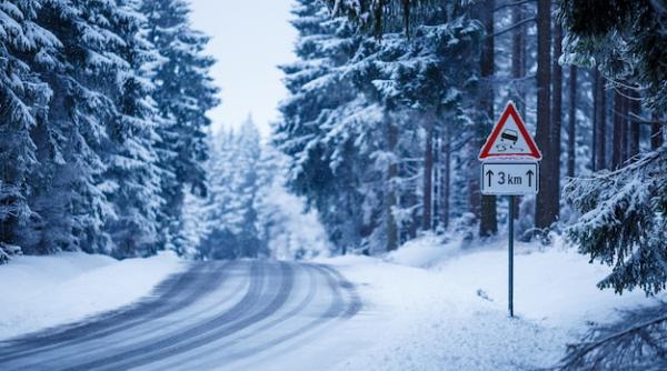 cum sa conduci in siguranta pe drumuri acoperite cu gheata si zapada