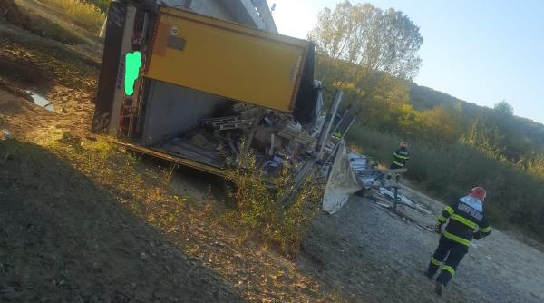 valcea un tir care transporta gresie a cazut de pe pod