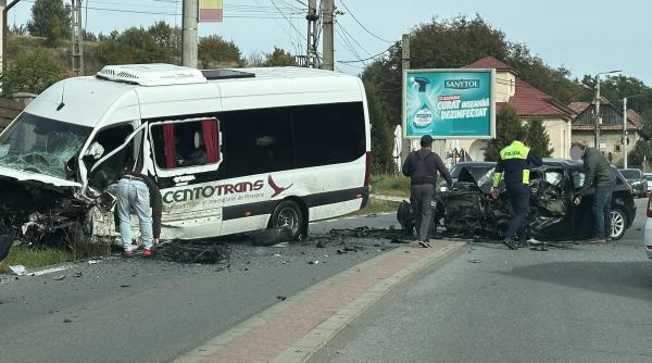 Accident grav pe DN 1 Turda-Cluj-Napoca. Un autoturism s-a ciocnit de un microbuz de călători, în care se aflau aproximativ 10 pasageri