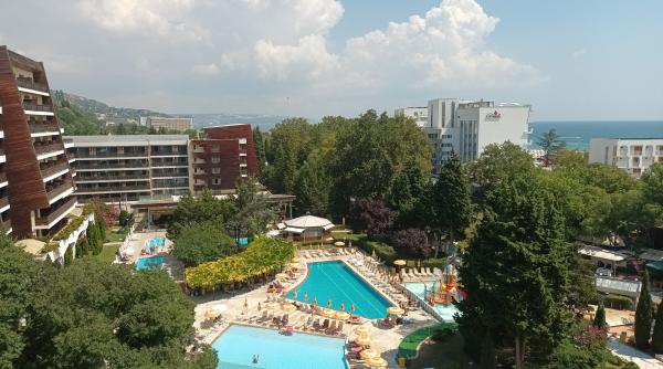  80,2% dintre hoteluri sunt de 3 și 4 stele. Cele mai multe locuri de cazare, pe litoral