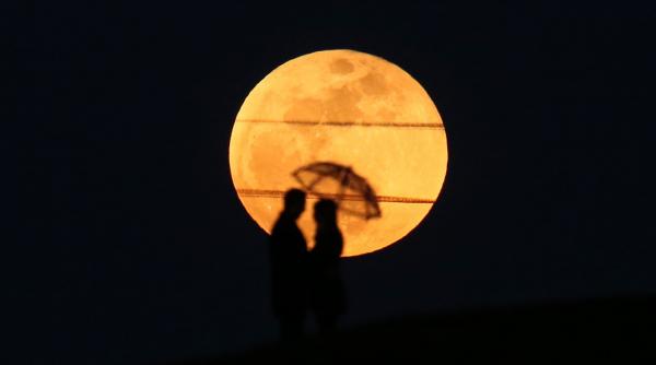 Influența Eclipsei totale de Lună plină în Taur asupra zodiilor